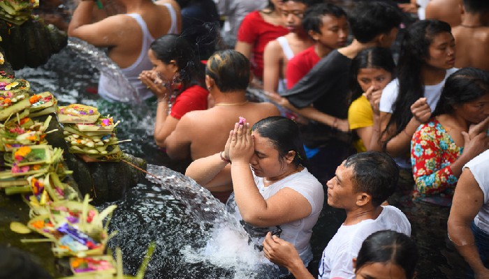 Tempat melukat membersihkan diri di Bali