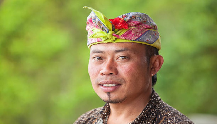 pakaian adat Bali pria ke pura