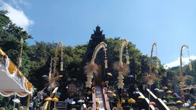 pura kawitan kayu selem