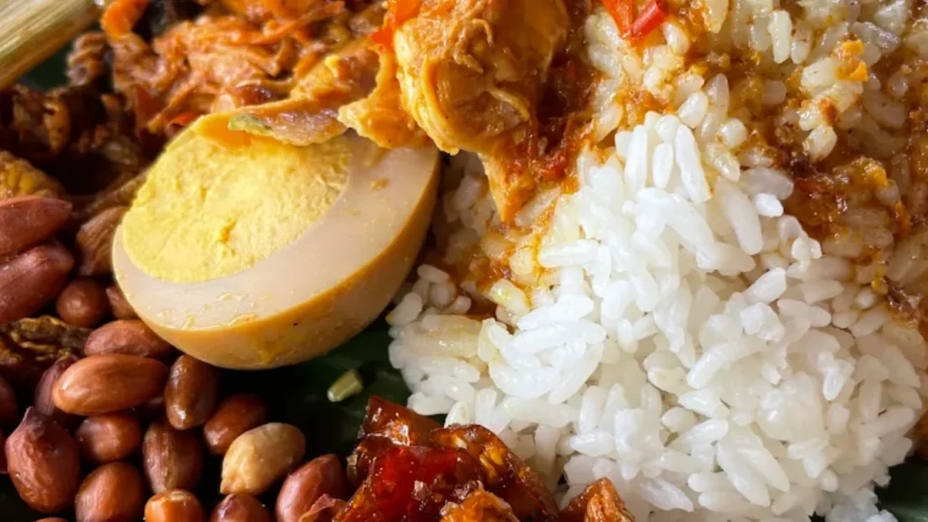 Keunikan dan Ciri Khas Nasi Ayam Kedewatan Ibu Mangku
